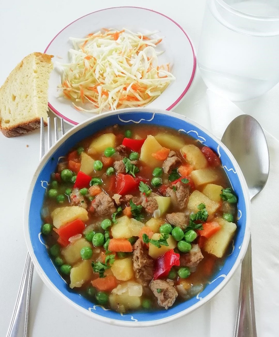 Kvalitetan ručak za djecu; varivo s mesom, graškom, mrkvom i krumpirom, salata od kupusa i mrkve, kruh - dr. sc. Vesna Bosanac, nutricionistkinja, Prehrana sportaša, obrt za savjetovanje o prehrani